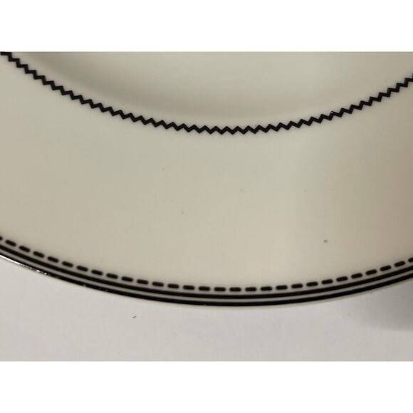 New Vera Wang Blanc Et Noir 8" salad plate. kk372 - Picture 3 of 3